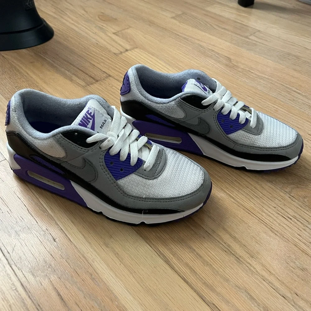 Women’s Air Max 90 Hyper Grape - Picture 3 of 5